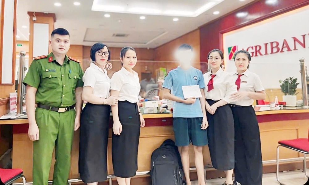 Nam sinh 2005 mang cả bọc tiền mặt 805 triệu đồng đến ngân hàng giao dịch: Nhân viên Agribank và công an vào cuộc phát hiện nguồn gốc số tiền Nam sinh 2005 mang cả bọc tiền mặt 805 triệu đồng đến ngân hàng giao dịch: Nhân viên Agribank và công an vào cuộc phát hiện nguồn gốc số tiền