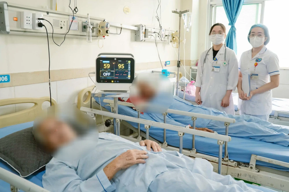 Đi tập thể dục về nhà, cụ ông bị liệt nửa người