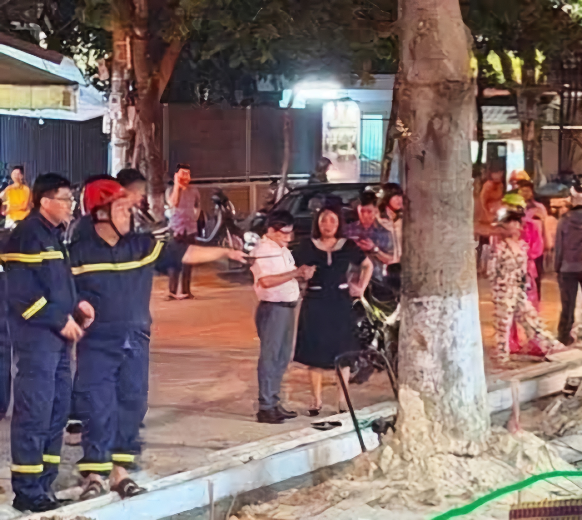 Công nhân tử vong do bức tường quán cà phê đổ sập ở Đà Nẵng - Ảnh 1.