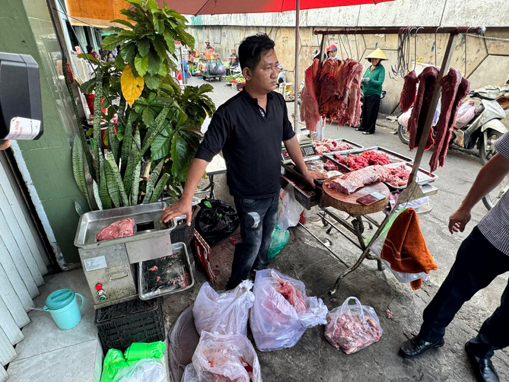 11-1778506965-triet-pha-duong-day-bien-thit-heo-nai-thanh-thit-bo-gia-bang-hoa-chat-cam-moi-ngay-tieu-thu-140kg
