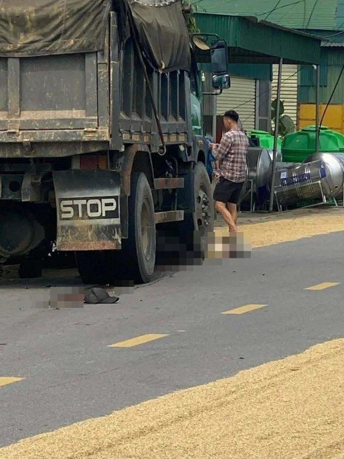 Va chạm với xe tải trên đường liên huyện, hai mẹ con tử vong tại chỗ