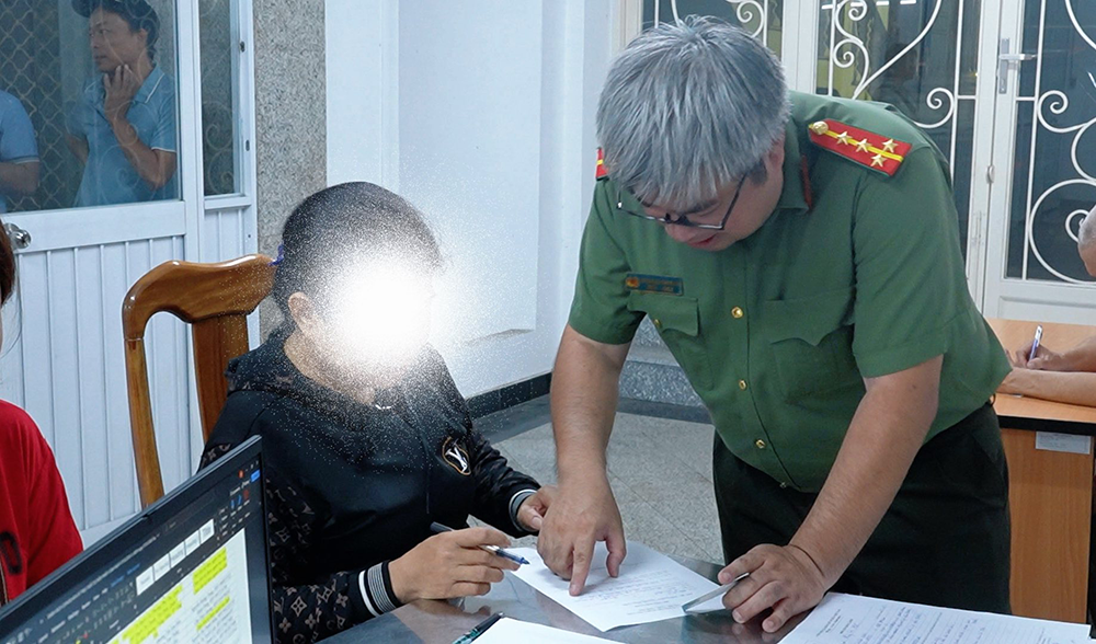 12-1778597018-tphcm-tiep-nhan-33-cong-dan-bi-my-truc-xuat