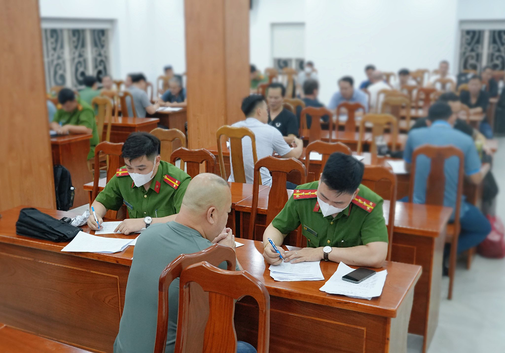 12-1778597018-tphcm-tiep-nhan-33-cong-dan-bi-my-truc-xuat