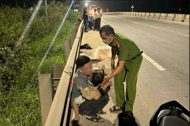 Xót xa cảnh người chồng “bàng hoàng”, đau đớn ôm con nhỏ ngồi bên vợ bầu sắp sinh tử vong sau tai nạn