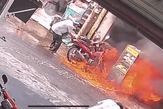 Chở can xăng bị rò rỉ, người đàn ông bất ngờ bốc cháy cùng xe máy giữa trưa