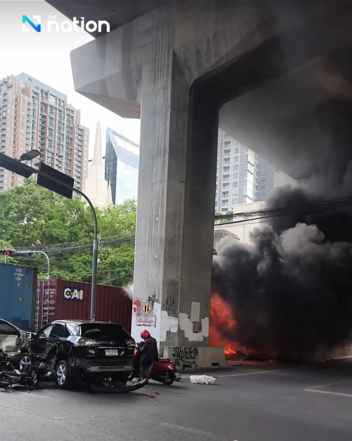 Thảm kịch ở Bangkok: Tàu hỏa đâm xe buýt, bốc cháy liên hoàn khiến 33 người thương vong