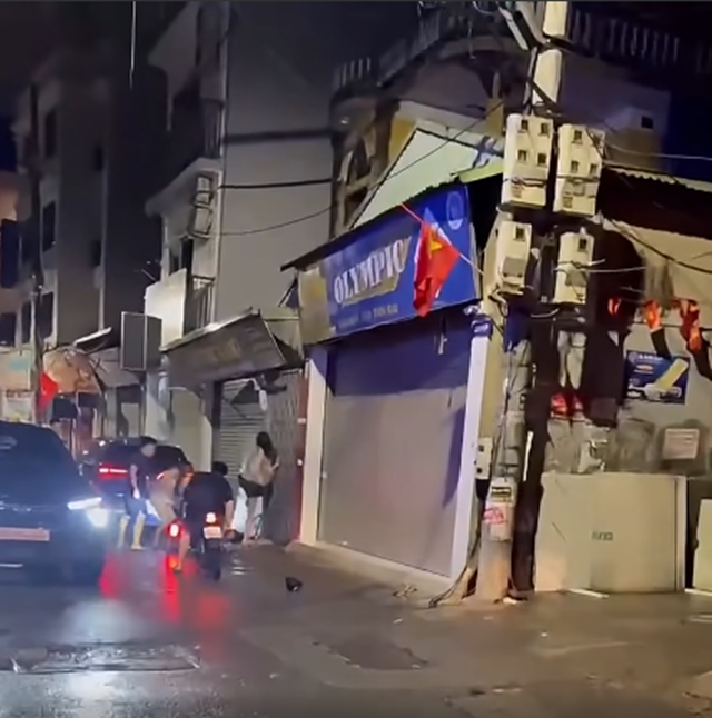 Hà Nội: Thêm một vụ nhóm thanh niên trêu ghẹo 2 cô gái bất thành, chặn xe hành hung trên đường