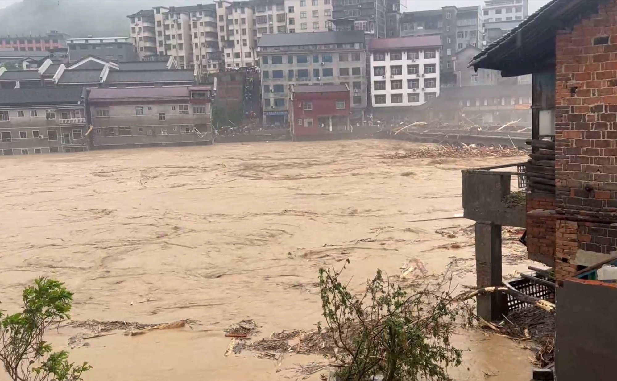 Mưa kỷ lục trút xuống một huyện ở Trung Quốc, hàng vạn người sơ tán khẩn cấp