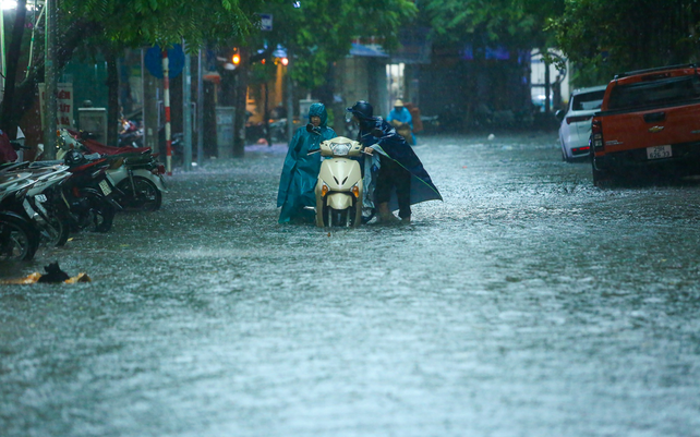 Miền Bắc bước vào đợt mưa rất lớn, tâm điểm dồn dập nơi nào vào đêm nay?