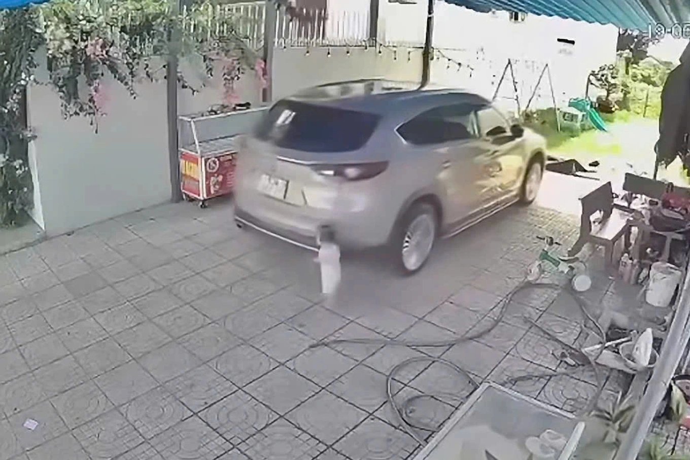 Xót xa bé gái 15 tháng tuổi bị ô tô lùi cán tử vong tại Đồng Nai