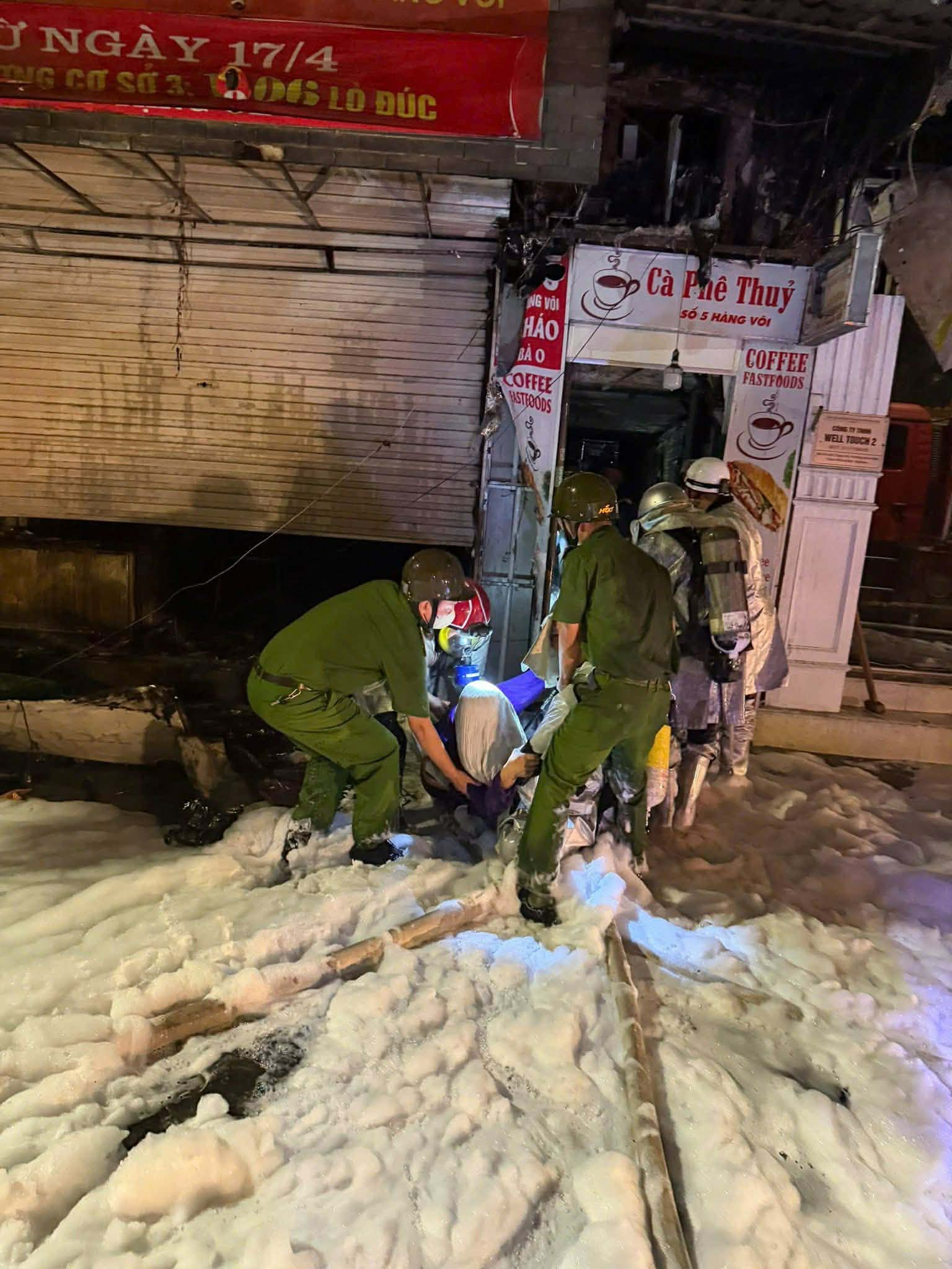 Hà Nội: Quán cháo nổi tiếng ở Hàng Vôi cháy ngùn ngụt lúc nửa đêm- Ảnh 1.