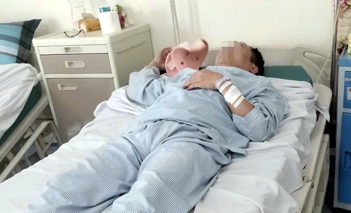 Người đàn ông bị đấm gục khi nhắc cư dân đeo rọ mõm cho chó ở Hà Nội: Ngồi dậy là chóng mặt - Ảnh 1.