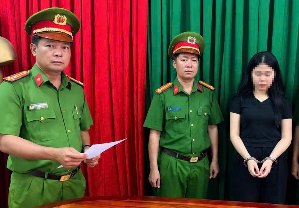 Tạm giữ hình sự nữ giám đốc sinh năm 2002