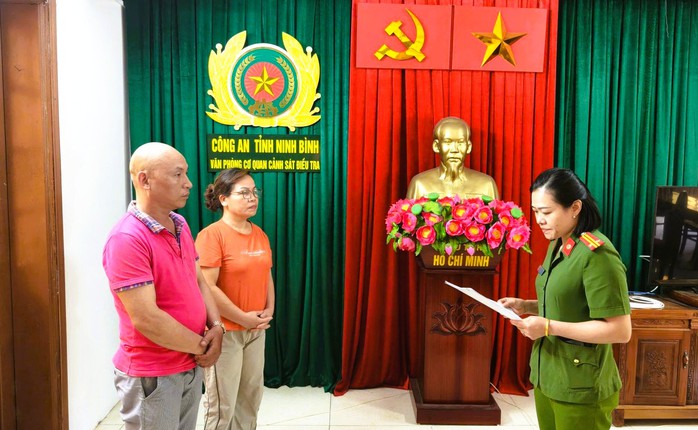 Bắt cặp vợ chồng đưa hối lộ cho cán bộ xã - Ảnh 1.