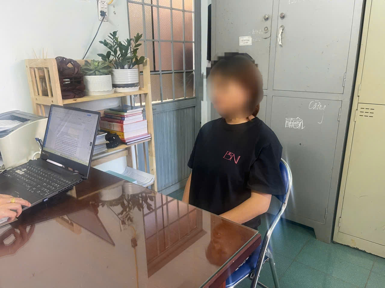 Thiếu nữ 15 tuổi sát hại con ruột, bỏ trong nhà vệ sinh của người dân- Ảnh 1.