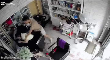 Người phụ nữ ôm trẻ nhỏ bị hành hung, đánh đập ở Hà Nội: Nhân chứng tiết lộ nguyên nhân