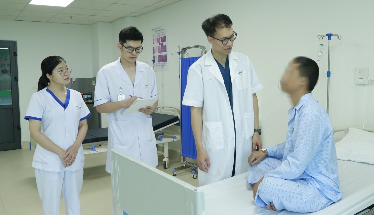 Người đàn ông bị em họ cắn đứt môi - Ảnh 1.