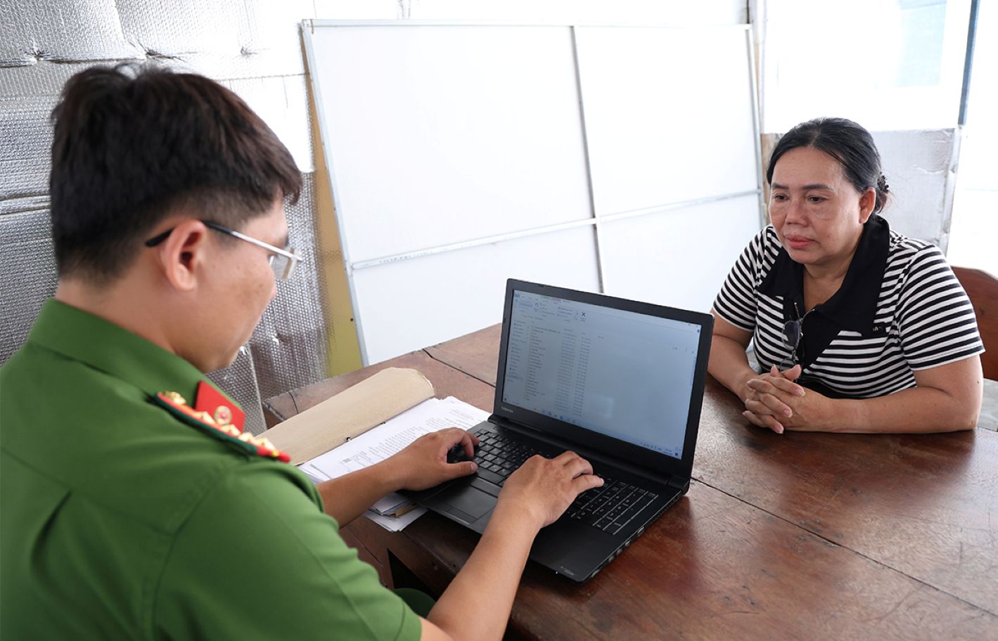 Thi hành lệnh bắt tạm giam cô giáo Vũ Thị Hương SN 1971 - Ảnh 1.
