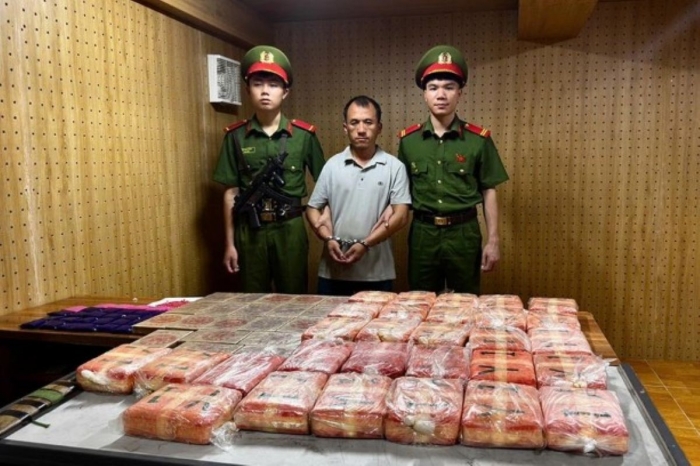 Bắt đối tượng vận chuyển 50 bánh ma túy qua biên giới, nổ súng chống trả rồi chém cán bộ Công an