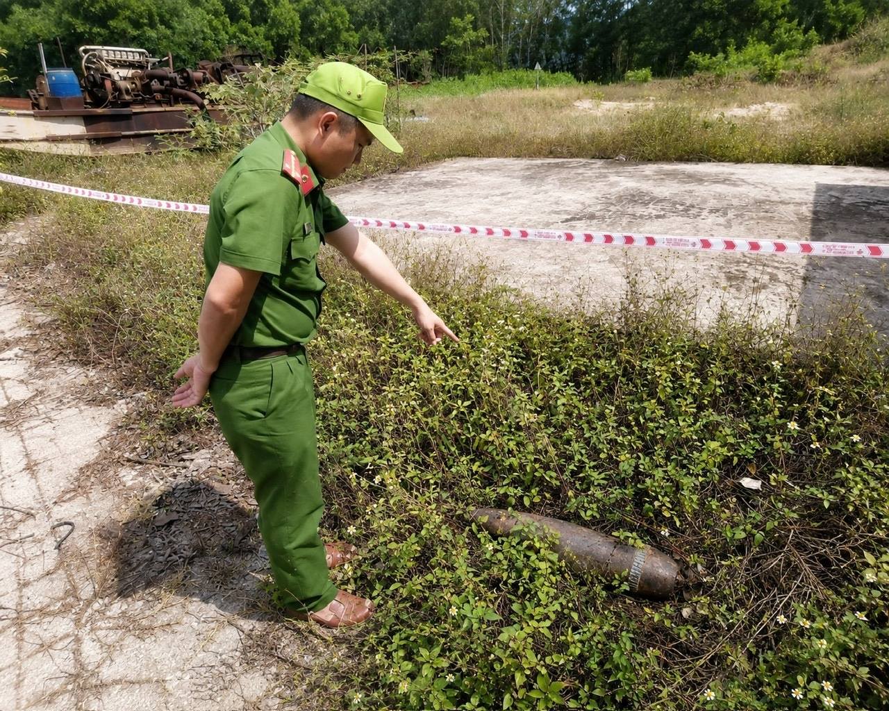 Quảng Ngãi: Phát hiện quả bom bên vỉa hè khu tái định cư sát bên tỉnh lộ- Ảnh 1.
