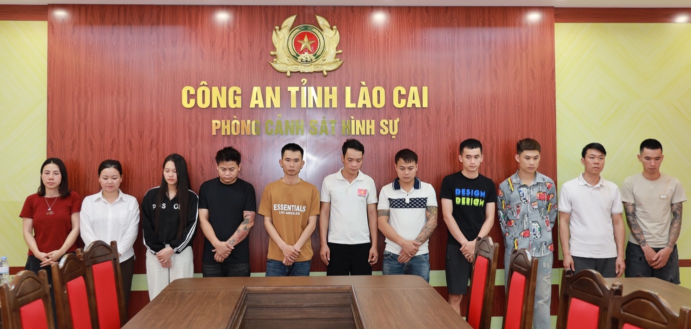 50 cảnh sát đồng loạt kiểm tra, bắt giữ 11 Youtuber: Thu 3 ô tô, phong tỏa 8 tài khoản ngân hàng