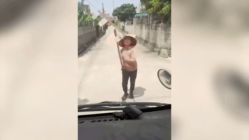 Công an làm việc với người dùng cào đập ôtô đi vào đường phơi lúa