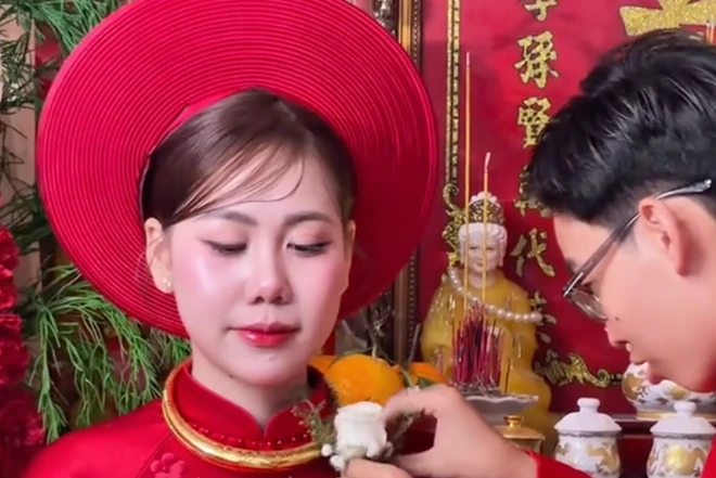 Cô dâu khóc sưng mắt vì mất 6 chỉ vàng trong ngày cưới