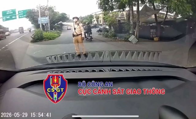 Sự thật bất ngờ vụ thầy dạy lái tự xưng ‘quen biết’ lớn, ép học viên thông chốt CSGT Hà Nội