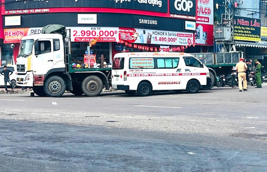 Tai nạn giao thông nghiêm trọng, người phụ nữ chạy xe đạp điện tử vong trong tích tắc