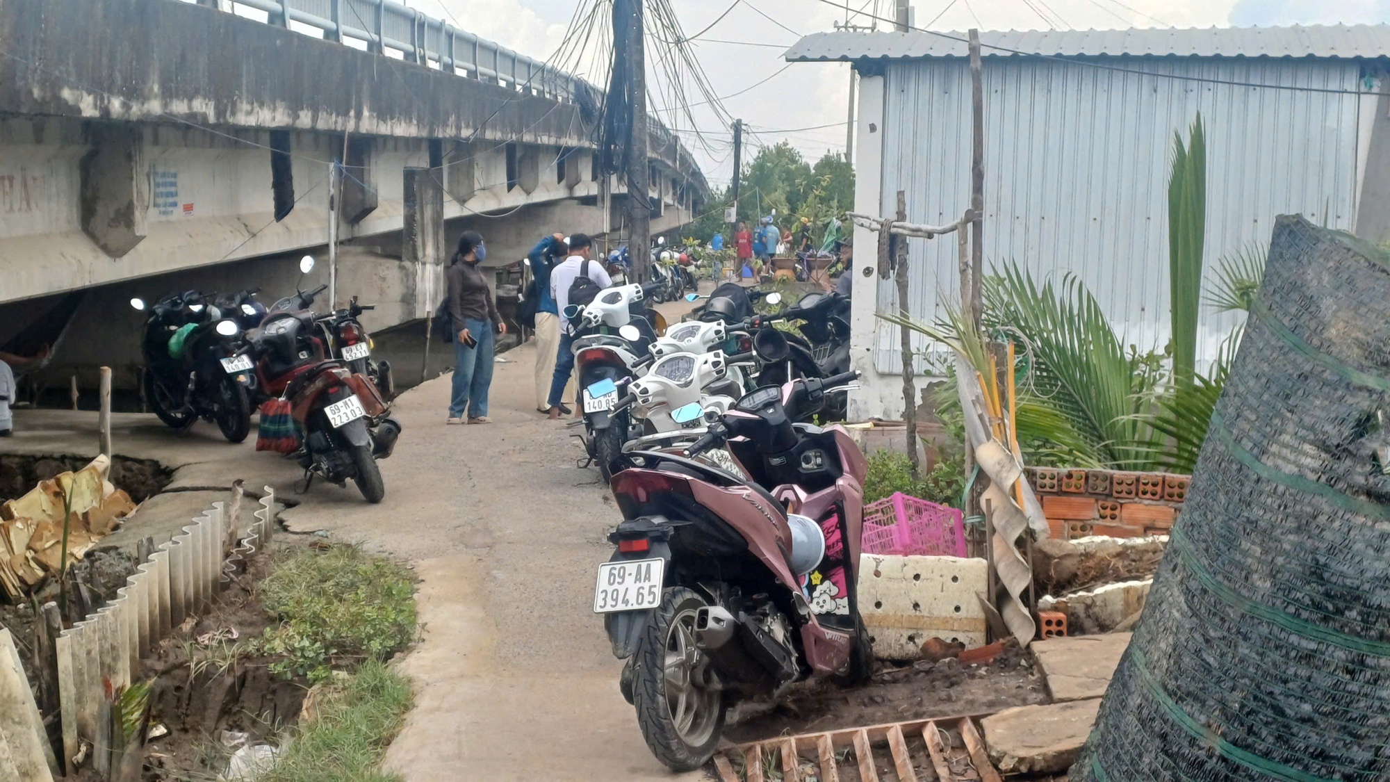 Nghẹn ngào giây phút tiễn đưa 2 nạn nhân trong vụ thảm án ở Tây Ninh - Ảnh 1.