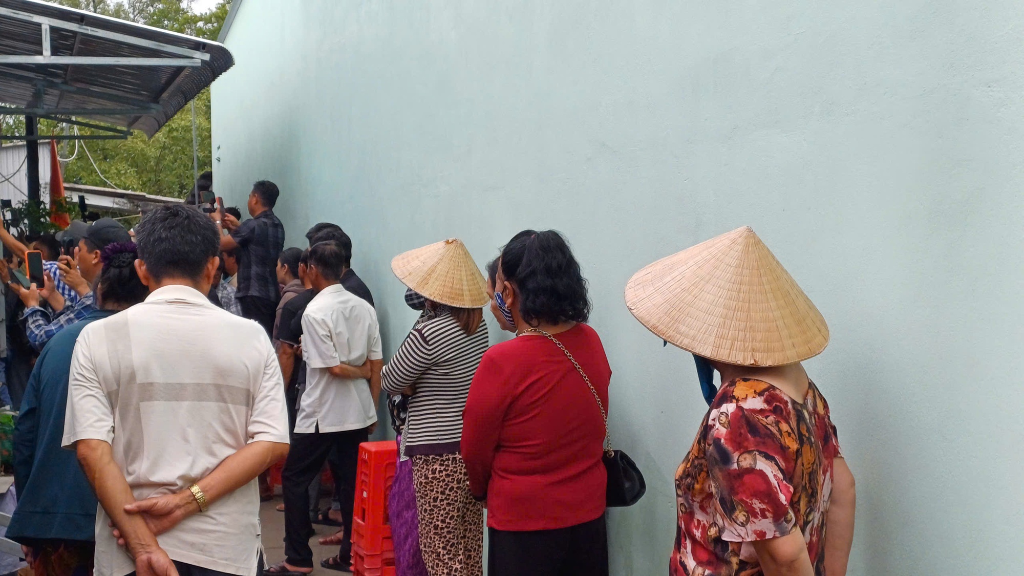 Nghẹn ngào giây phút tiễn đưa 2 nạn nhân trong vụ thảm án ở Tây Ninh - Ảnh 2.