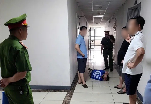 Người đàn ông bị đấm gục khi nhắc cư dân đeo rọ mõm cho chó ở Hà Nội: Ngồi dậy là chóng mặt - Ảnh 2.