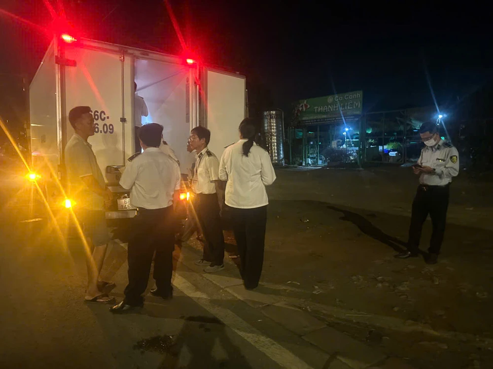 Liên tiếp phát hiện các vụ vận chuyển thịt heo, gà bẩn vào TP.HCM tiêu thụ