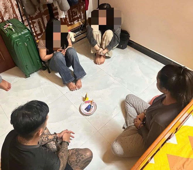 Ba nữ, một nam tụ tập trong nhà để cùng phê ma tuý