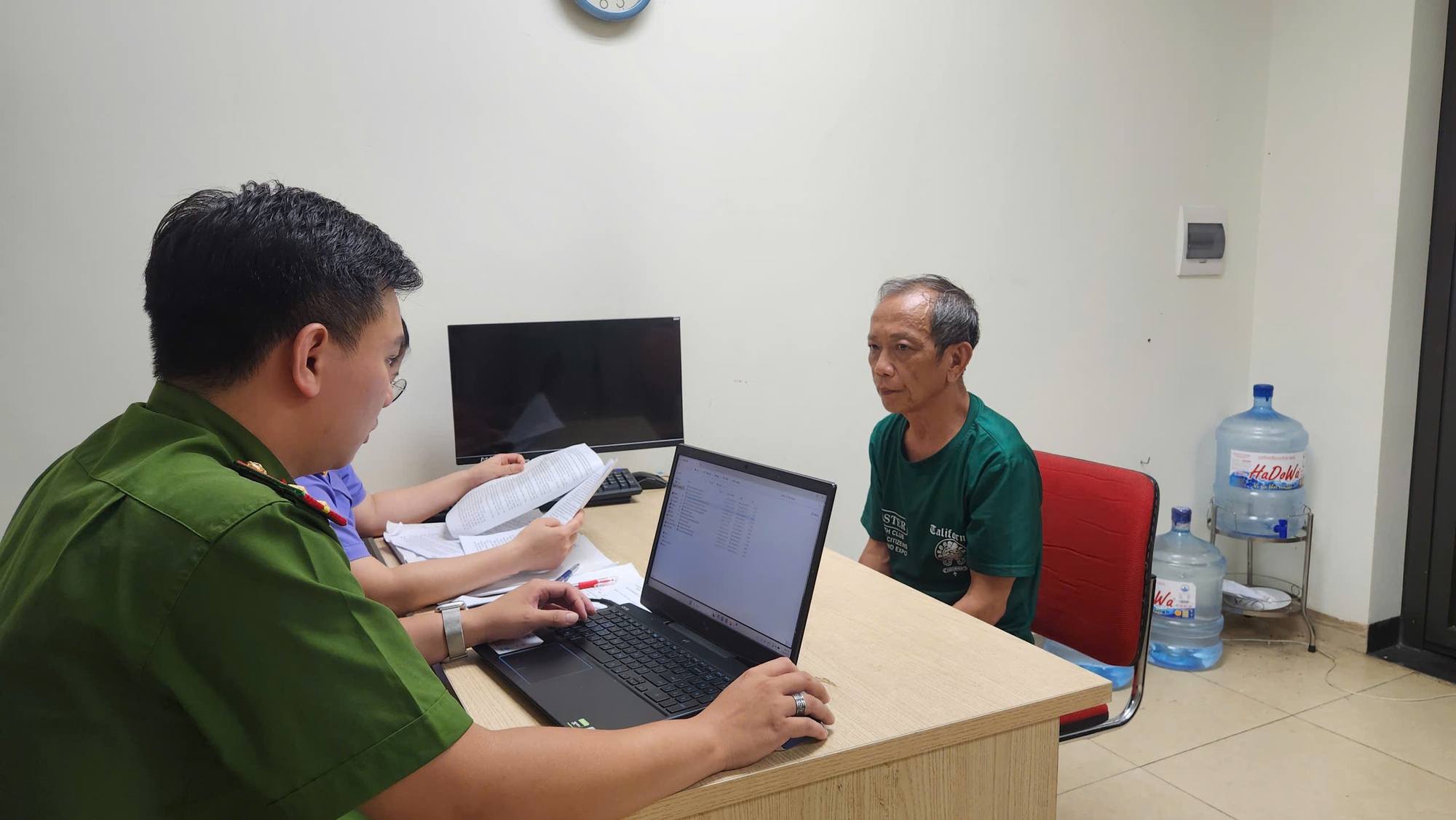Bắt "thần y rởm" quảng cáo chữa bách bệnh bằng uống nước ion kiềm, giao dịch lừa gần 100 tỉ đồng - Ảnh 1.