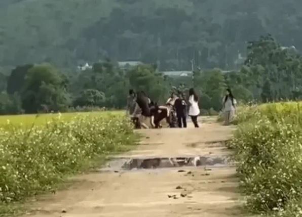 Hẹn nhau “nói chuyện” từ mâu thuẫn trên mạng, nữ sinh lớp 8 bị nhóm bạn vây đánh dã man