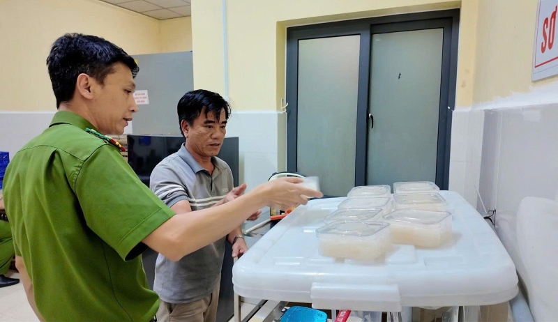 Tiến hành kiểm tra xưởng sản xuất và địa điểm kinh doanh của doanh nghiệp tại xã Tam Xuân và phường Bàn Thạch