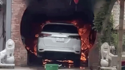 Ôtô cháy rụi trong khuôn viên chùa ở Quảng Ngãi