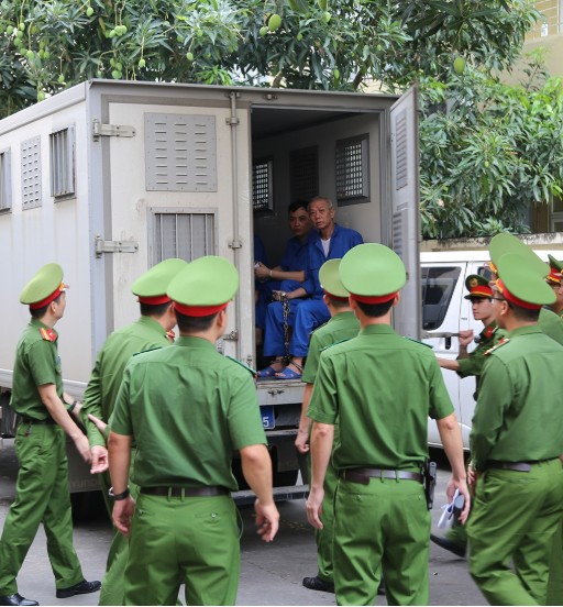 Sáng 13/5: Bùi Đình Khánh và đồng bọn hầu tòa với thái độ ‘lạnh tanh’ sau khi bắn thiếu tá công an hy sinh