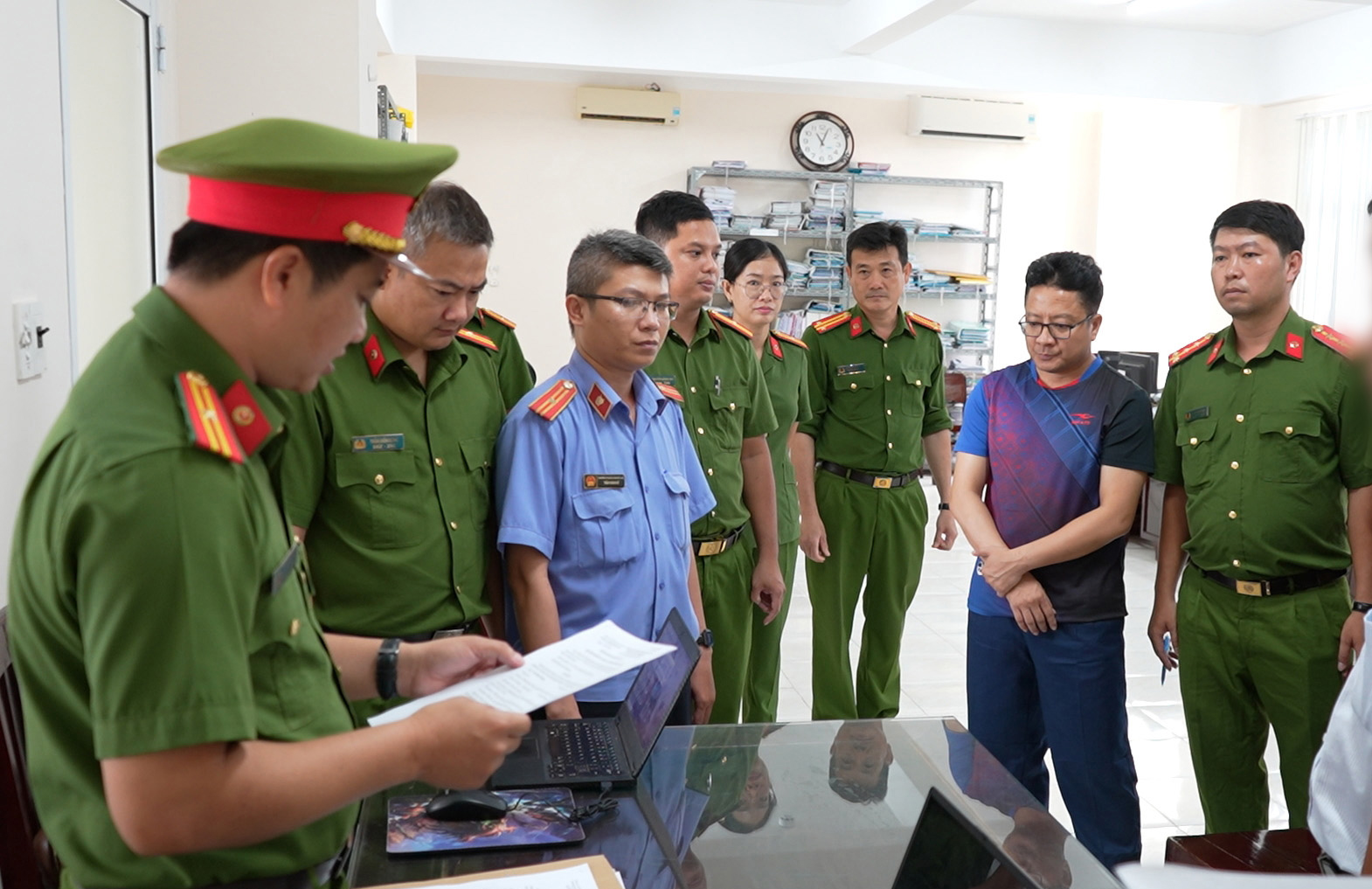 Bắt quả tang cán bộ thuế nhận tiền của doanh nghiệp - Ảnh 3.