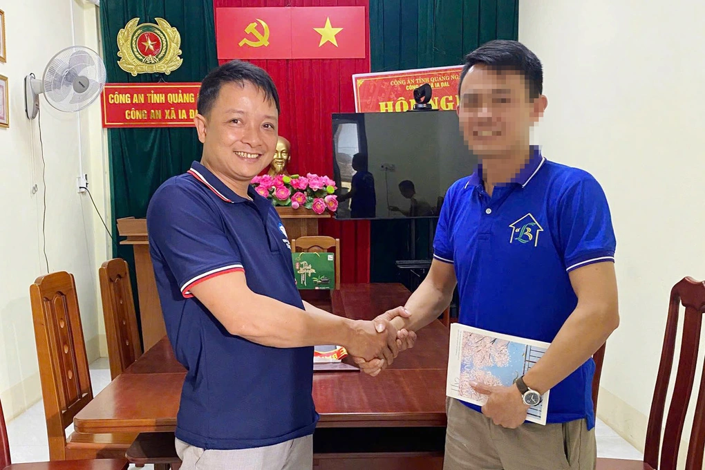 Khen thưởng người đàn ông trả lại 1 tỷ đồng được chuyển nhầm