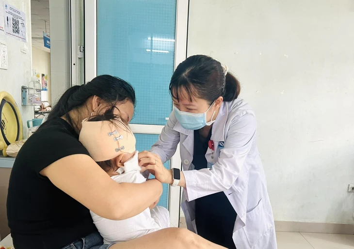 Bé gái 19 tháng tuổi bị chó cắn trọng thương mặt
