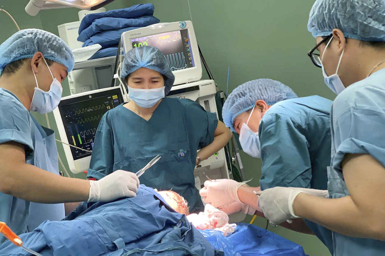 Bé trai 5 tuổi bị chó cắn rách vùng đầu dài 25 cm, lộ xương sọ- Ảnh 1.