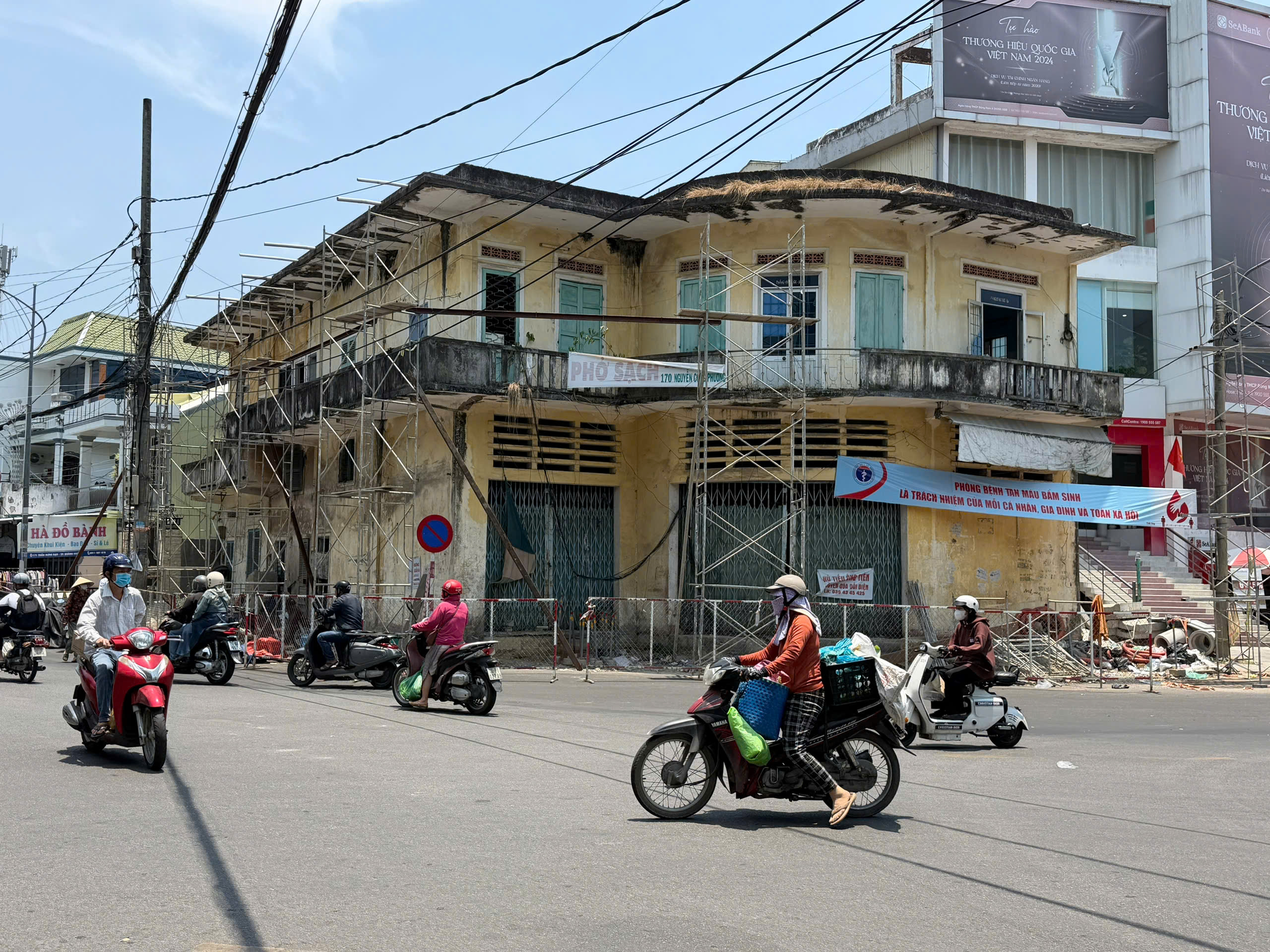 Phá dỡ nhà công sản để mở rộng nút giao thông ở trung tâm đô thị Quảng Ngãi- Ảnh 1.