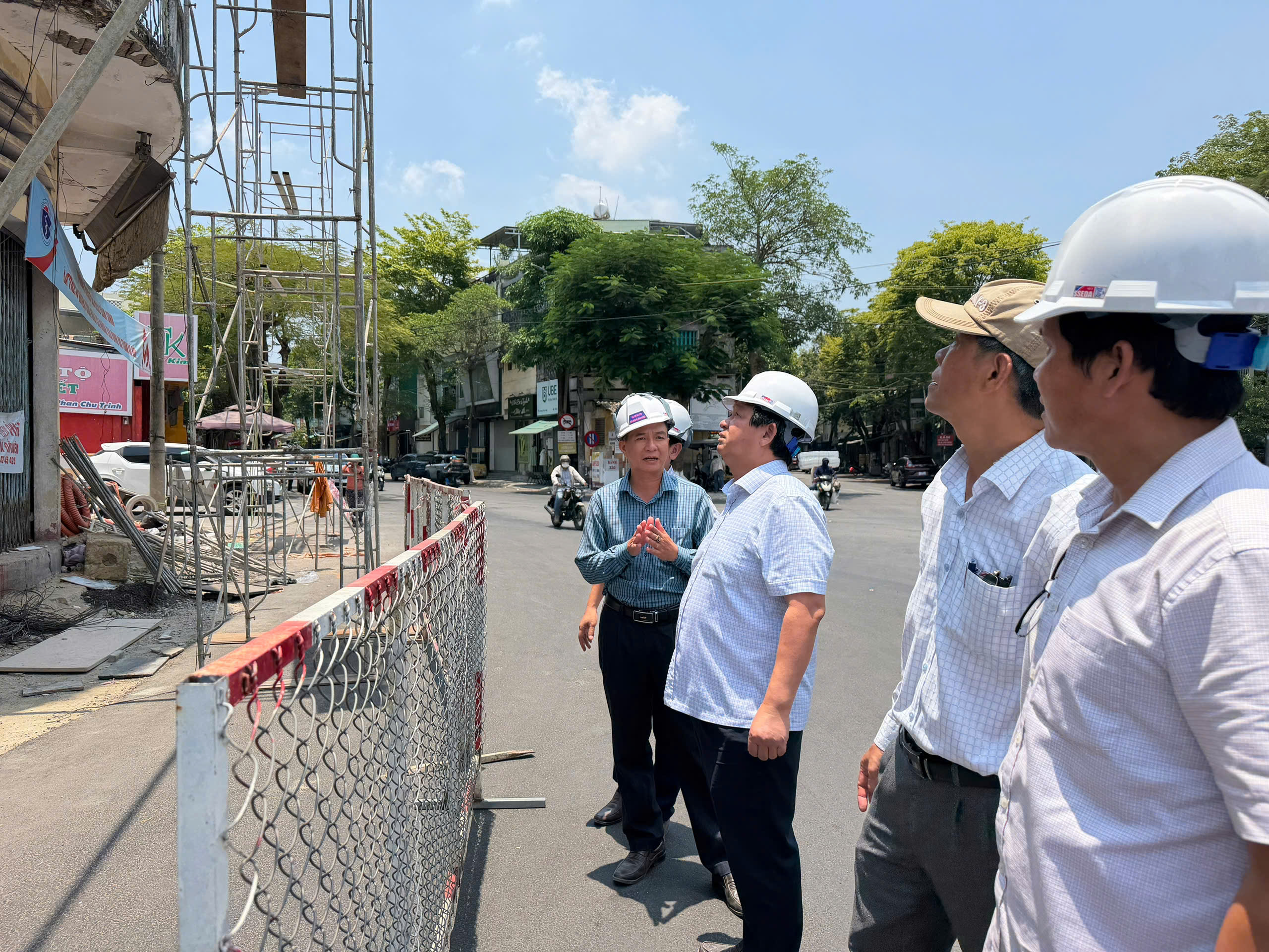 Phá dỡ nhà công sản để mở rộng nút giao thông ở trung tâm đô thị Quảng Ngãi- Ảnh 4.