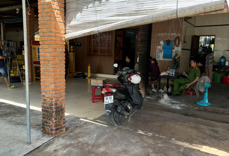 Phát hiện thi thể người đàn ông 65 tuổi với dao cắm trên người ở Lâm Đồng - Ảnh 1. Phát hiện thi thể người đàn ông 65 tuổi với dao cắm trên người ở Lâm Đồng - Ảnh 1.
