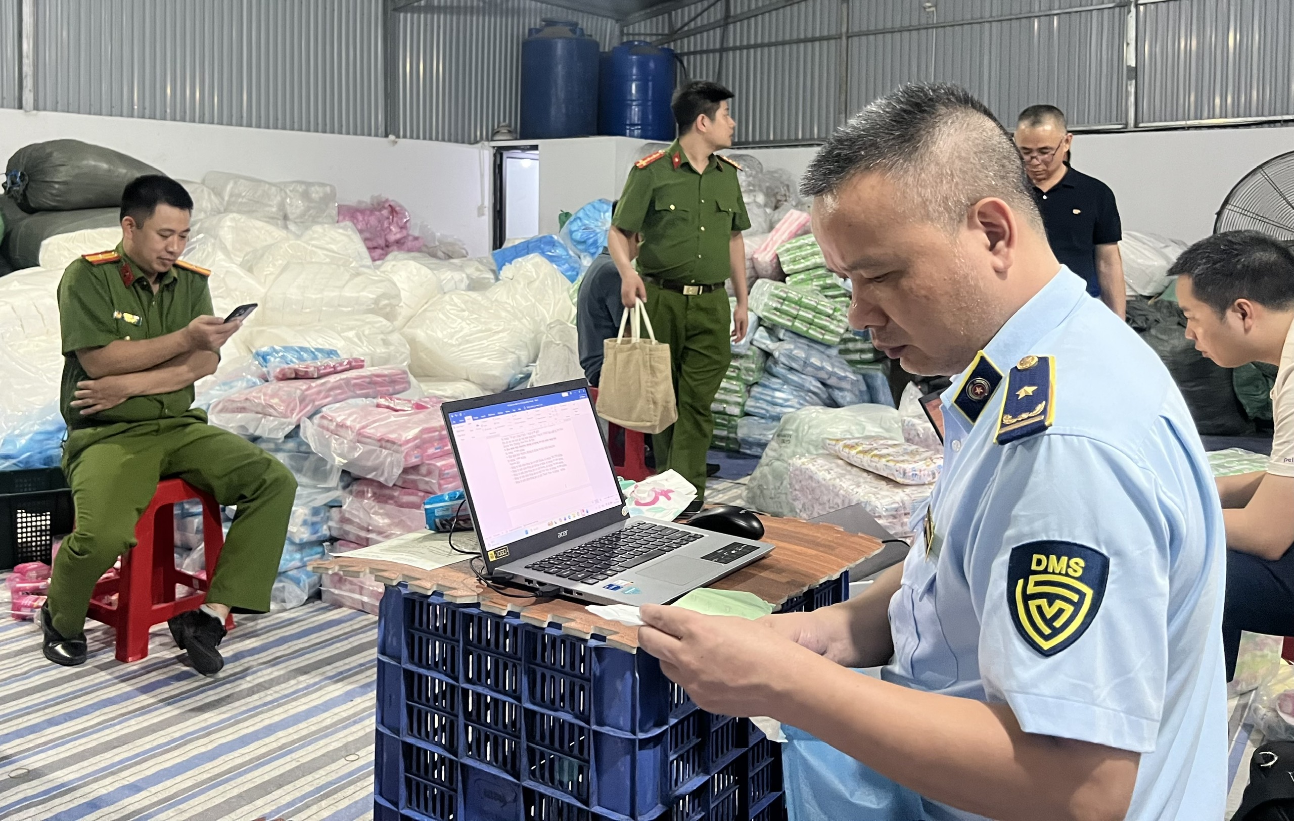 Khám xét, bắt tạm giam nữ chủ xưởng sản xuất băng vệ sinh