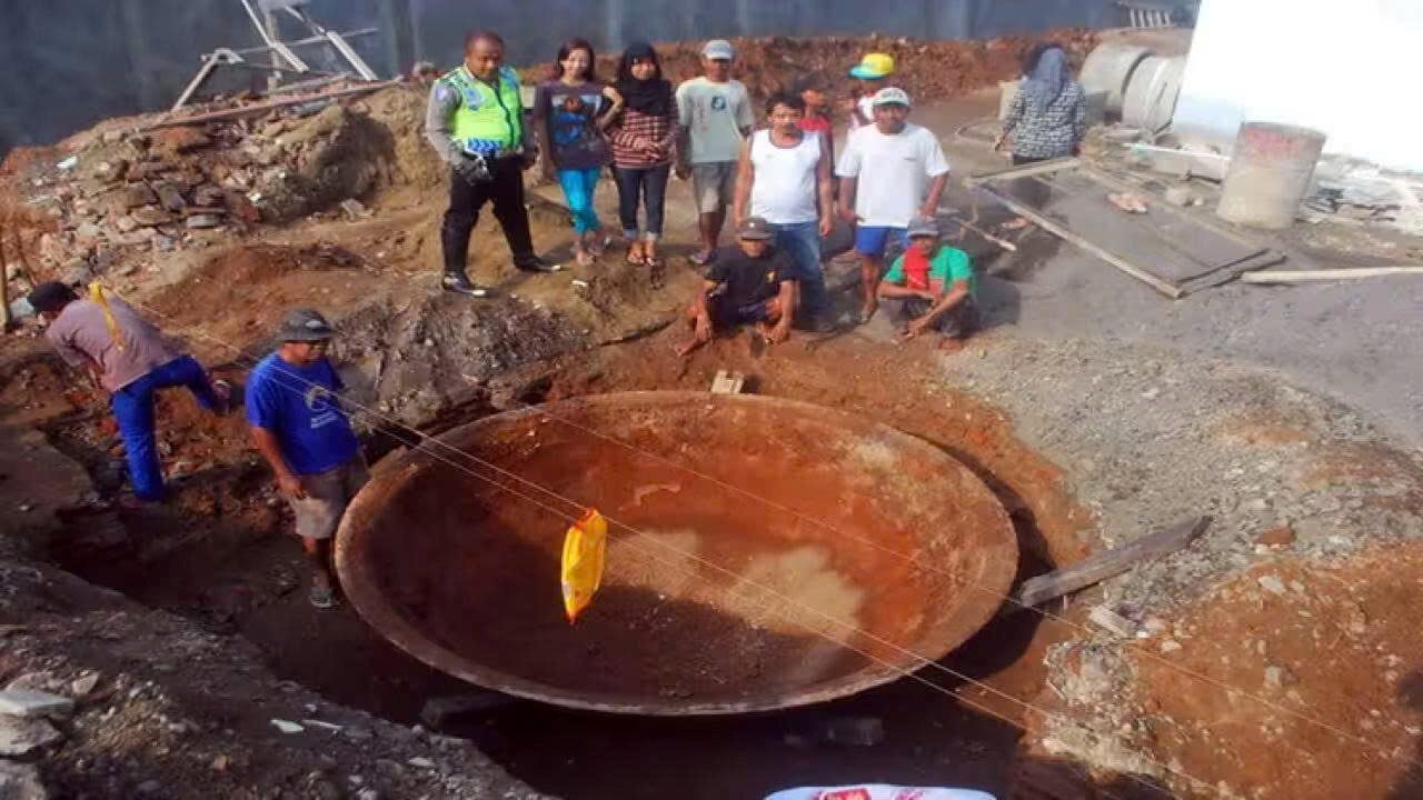 Đào móng xây nhà, người dân phát hiện vật nặng 1 tấn, chuyên gia xác nhận báu vật hiếm có, công nghệ cao vào cuộc - Ảnh 1.