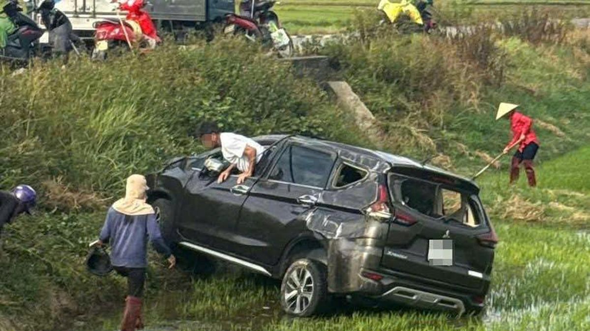 Ô tô 7 chỗ lao xuống ruộng sau va chạm với mô tô phân khối lớn