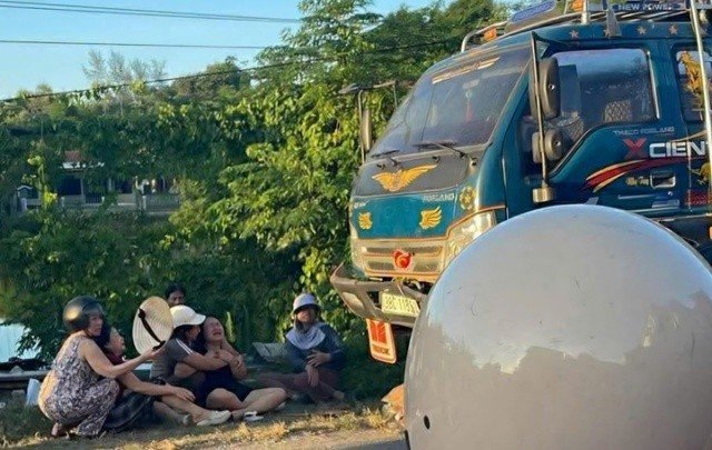 Bé trai 6 tuổi tử nạn dưới bánh xe tải ở TP Huế, người thân gào khóc tại hiện trường